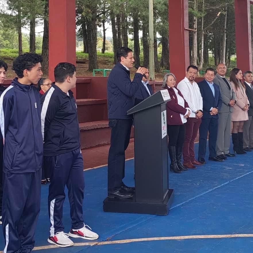 Entrega de reconocimientos a alumnos…
